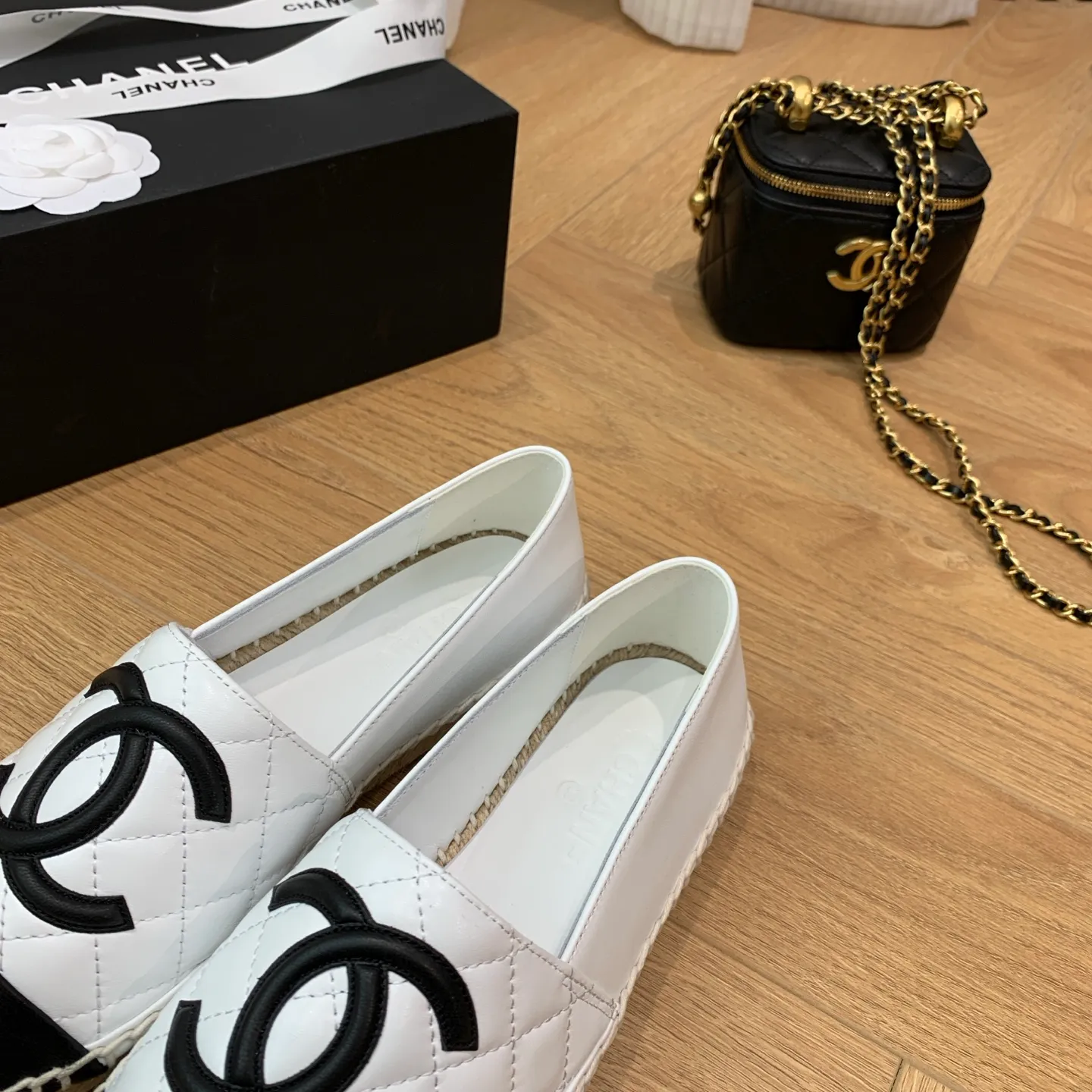 👟👟Ex-factory price 480👟👟 👑New colors are coming ✌️The new version of Chanel fisherman shoes is coming❗️Delivered in a complete set of top-notch packaging. The quality of my fisherman shoes has not been introduced much, everyone who has tried it knows it! The original customized upper, and my outsole is the original translucent outsole, the opaque outsole is the wrong version, full set of authentic packaging ❗️ size: 35-40, running price